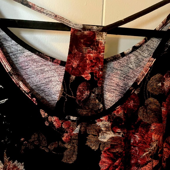 NWOT Women’s Floral Daytrip Xl Top - Picture 5 of 7